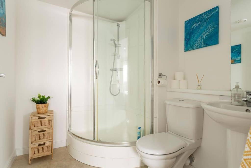 Lux Waterfront 2 Bed Apt, V&a 10min Walk, St Andrew's Golf 25min Drive Apartment *